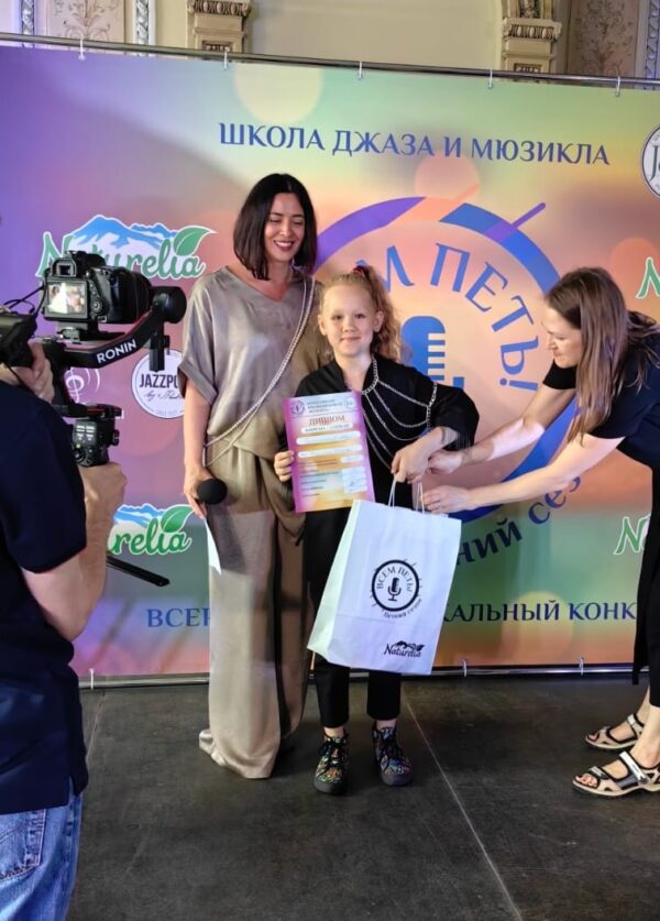 Марта Белюшина получает спец.приз. Студия эстрадного вокала Ольги Васениной